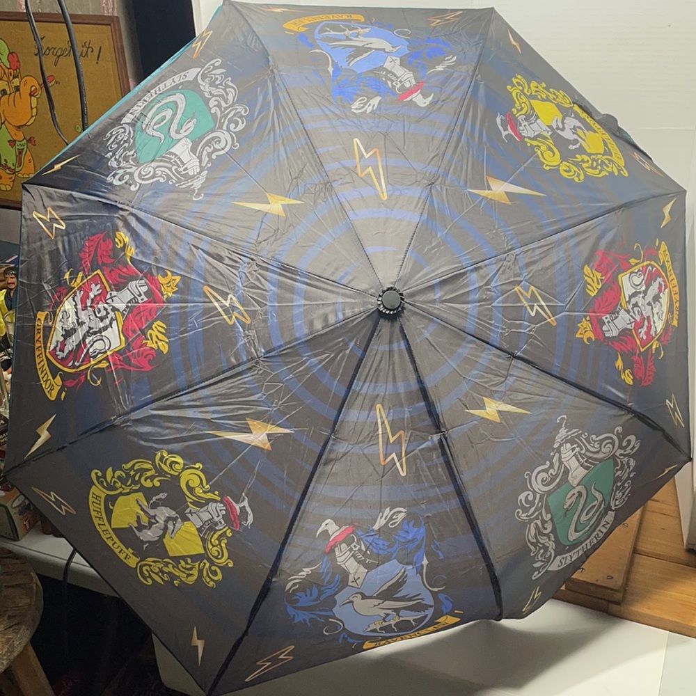"Harry Potter" - Exclusive "Loot Crate" House Crest Umbrella EUC
